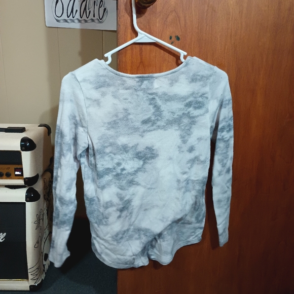 Old Navy White and Gray long sleeve shirt - Picture 2 of 3